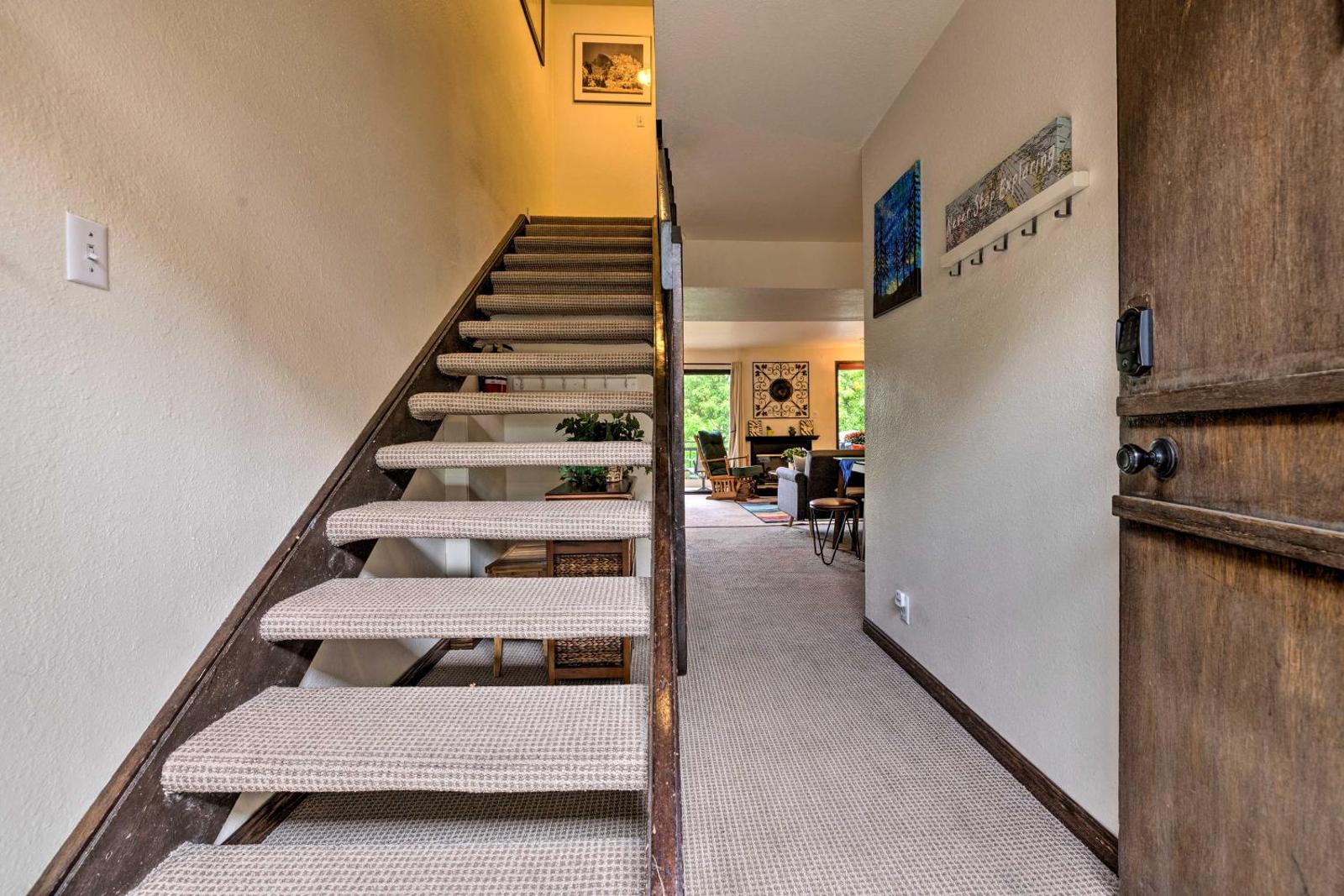 Cozy Mtn Condo - Walk to Main St and Ski Lift! Main image 1