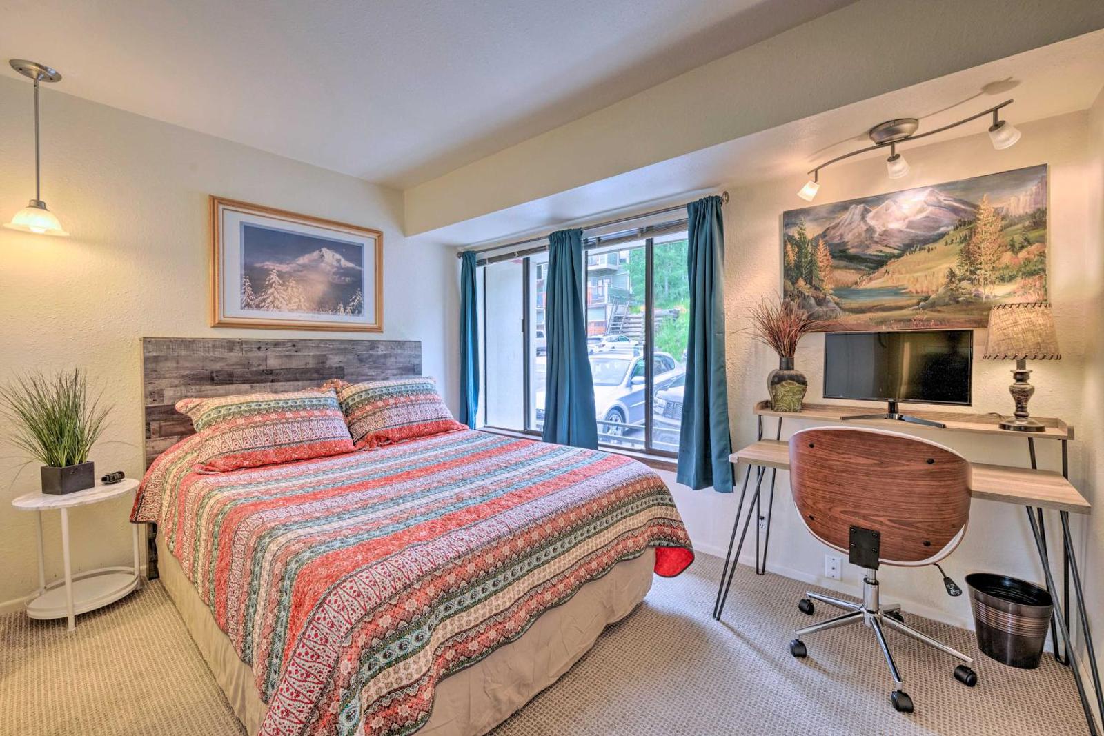 Cozy Mtn Condo - Walk to Main St and Ski Lift! Main image 2